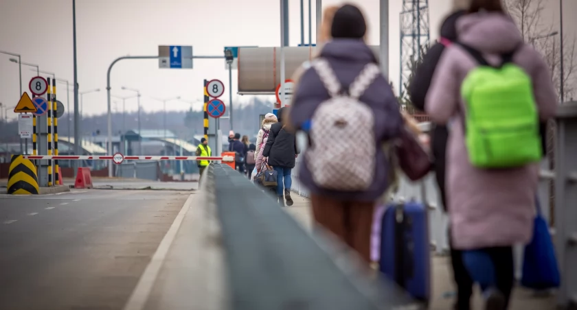 Zdjęcie uchodźców z Ukrainy na polskim przejściu granicznym/ SG
