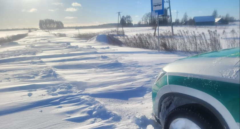 Zdjęcie pojazdu Straży Granicznej na zaśnieżonej drodze pod granicą z Białorusią/ Twitter.com Straż Graniczna