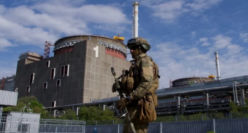 Zdjęcie rosyjskiego żołnierza pod elektrownią atomową na Zaporożu/ Twitter.com Ukrinform