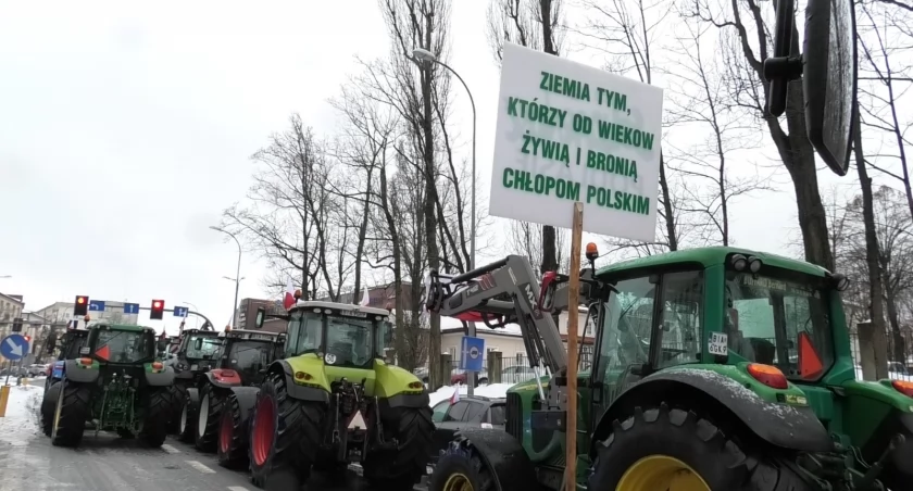 Zdjęcie protestujących rolników w ciągnikach/ DDB