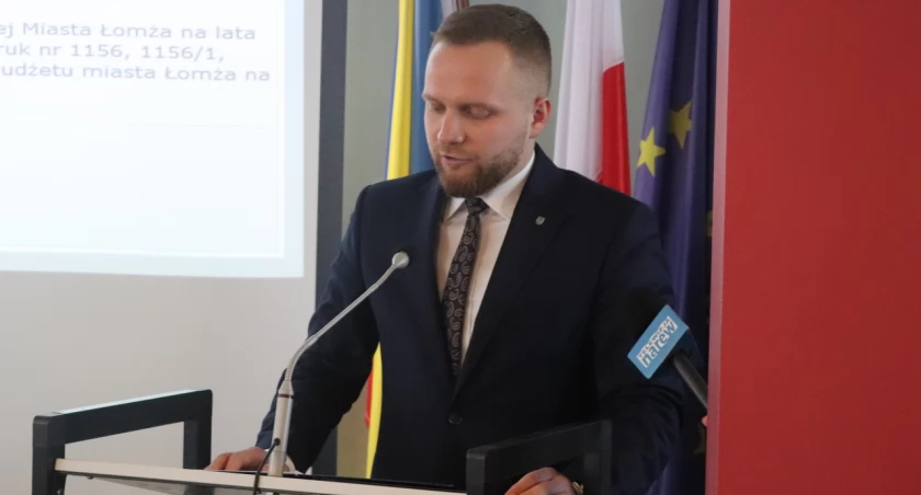 Zdjęcie Piotra Serdyńskiego na mównicy/ UM w Łomży