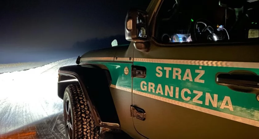 Zdjęcie pojazdu Straży Granicznej pod granicą z Białorusią/ Twitter.com Straż Graniczna