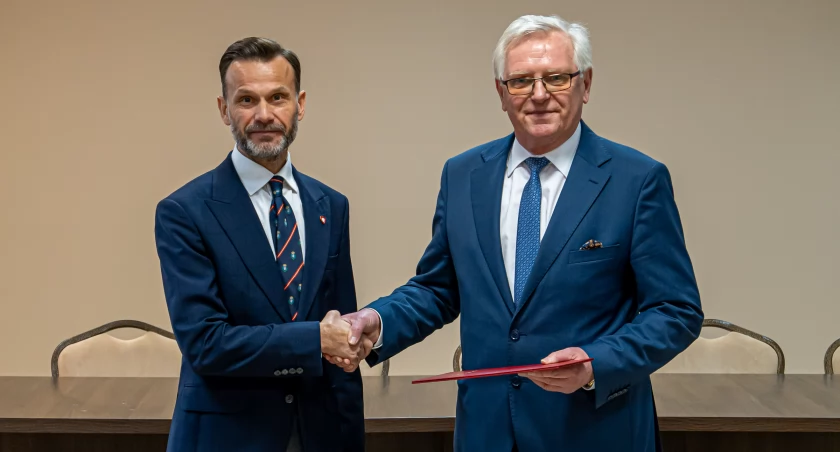 Na zdjęciu od lewej: wojewoda Jacek Brzozowski i nowy burmistrz Czyżewa Franciszek Kuczewski / Foto: PUW