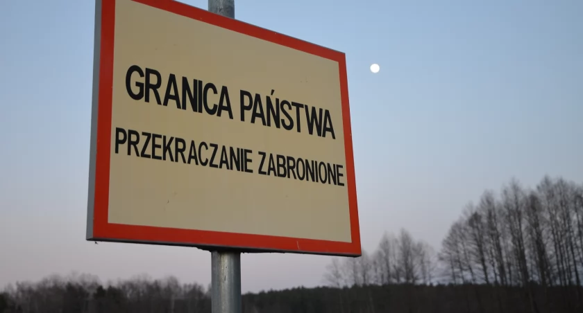 Zdjęcie tablicy informacyjnej na granicy polsko-białoruskiej/ Twitter.com Straż Graniczna