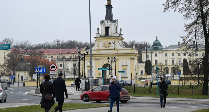 W tle Pałac Branickich / UM w Białymstoku