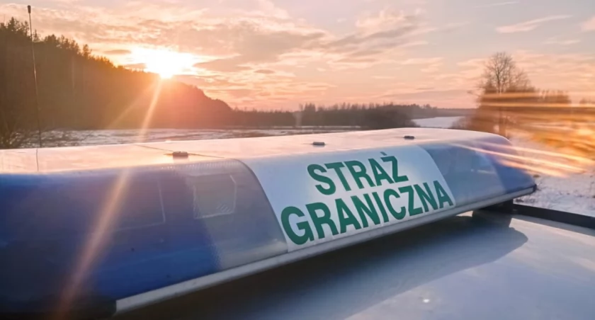 Zdjęcie pojazdu Straży Granicznej pod granicą z Białorusią/ Twitter.com Straż Graniczna