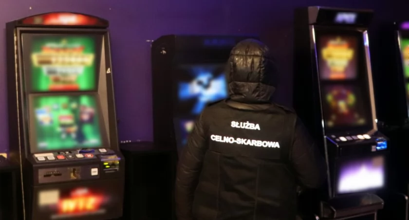 Funkcjonariusz KAS przy zabezpieczonych automatach / Foto: KAS