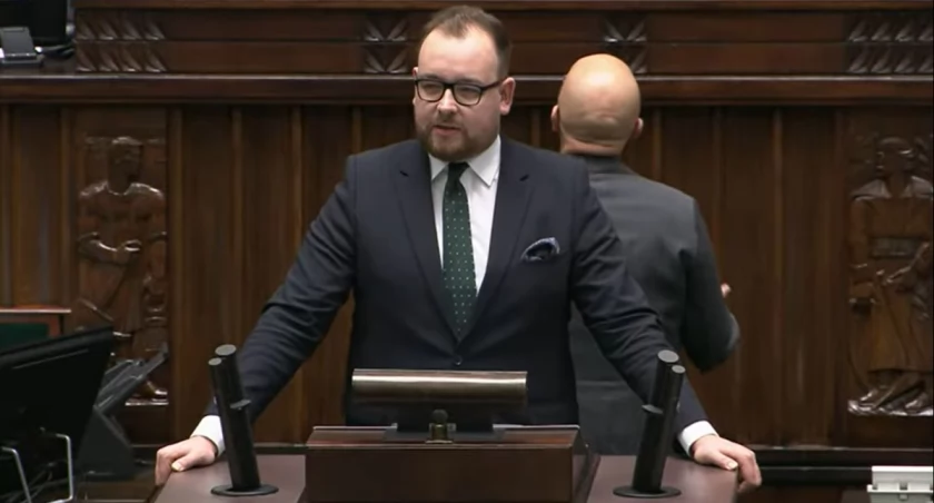 Zdjęcie posła Sebastiana Łukaszewicza na sejmowej mównicy/ zrzut ekranu z YouTube.com Sejm RP