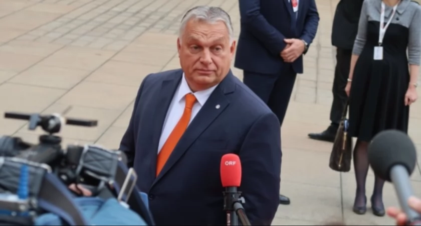 Zdjęcie Viktora Orbana przed mikrofonami mediów/ Twitter.com Ukrinform