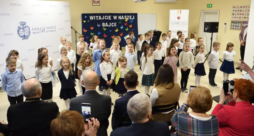 Zdjęcie z występu dzieci podczas otwarcia nowego skrzydła szkoły w Choroszczy / Foto: mat. pras.
