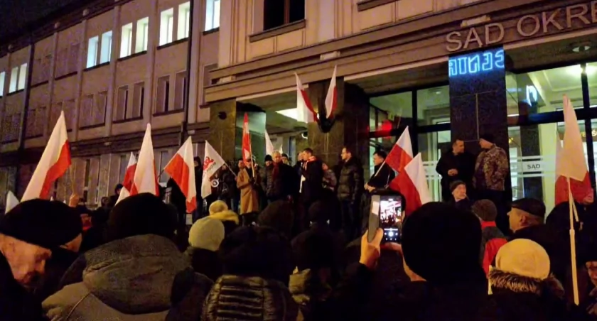 Zdjęcie protestujących ludzi pod budynkiem Sądu Okręgowego w Białymstoku/ Facebook Tomasz Madras