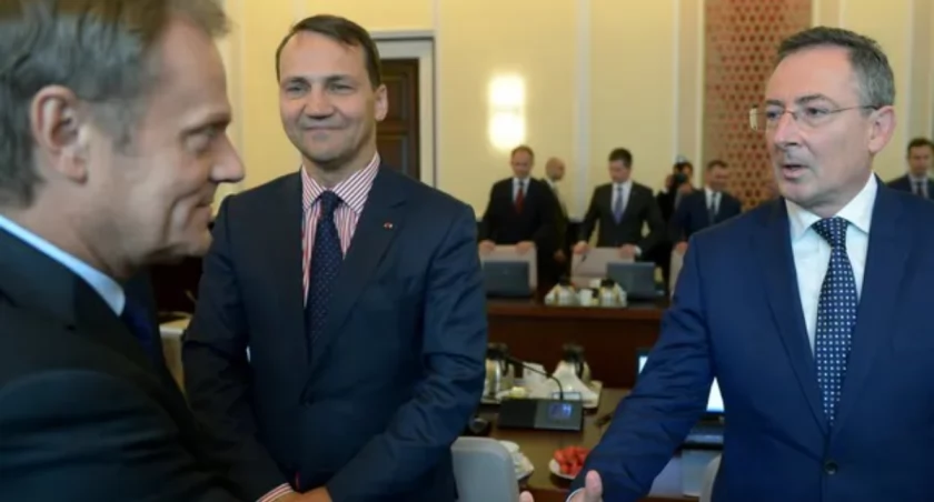 Zdjęcie Donalda Tuska, Radosława Sikorskiego i Bartłomieja Sienkiewicza/ Facebook Raz prozą, raz rymem - walczymy z propagandowym reżimem