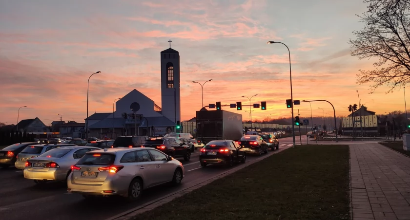 Zdjęcie samochodów na ulicy Miłosza w Białymstoku/ DDB