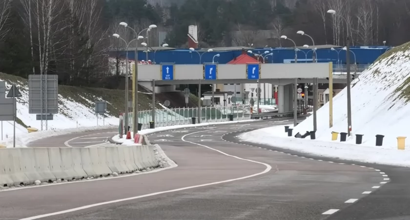 Zdjęcie zamkniętego przejścia granicznego w Bobrownikach zimą/ DDB