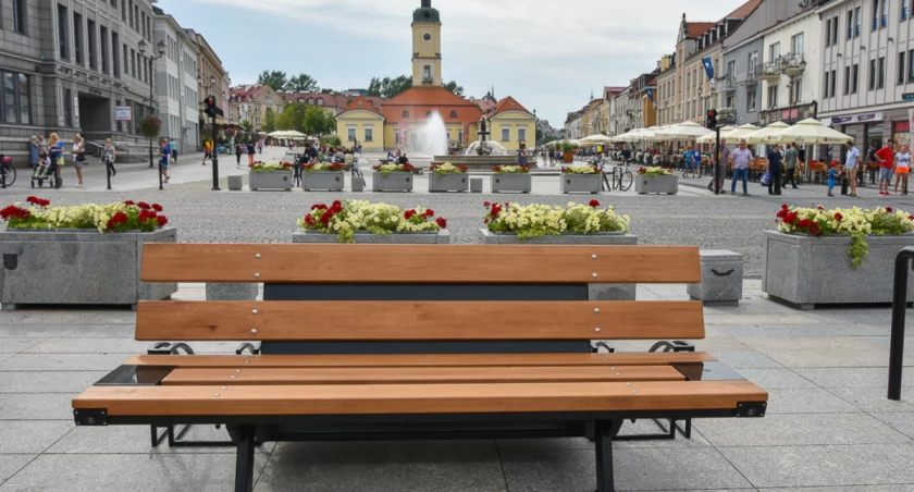 Zdjęcie ławki na Rynku Kościuszki/ bialystok.pl