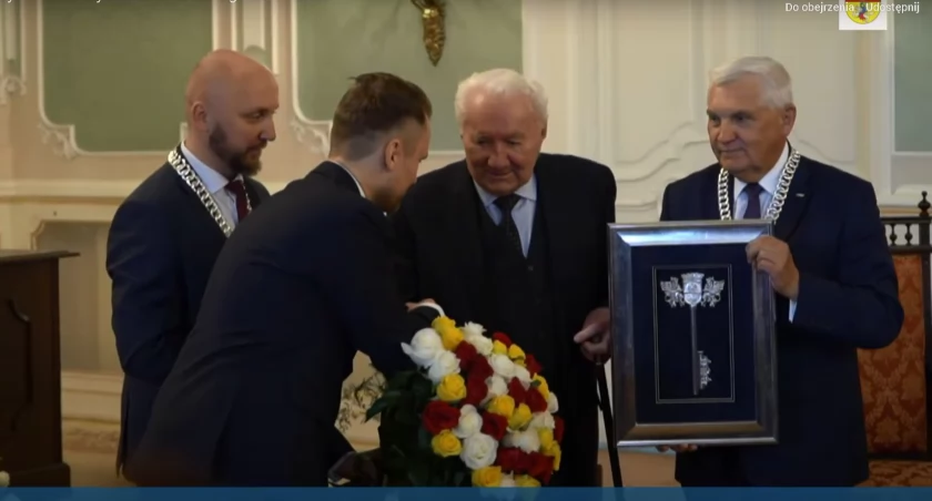 Zdjęcie wręczenia aktu honorowego obywatela Białegostoku prof. Marianowi Szamatowiczowi/ kadr z relacji UM w Białymstoku