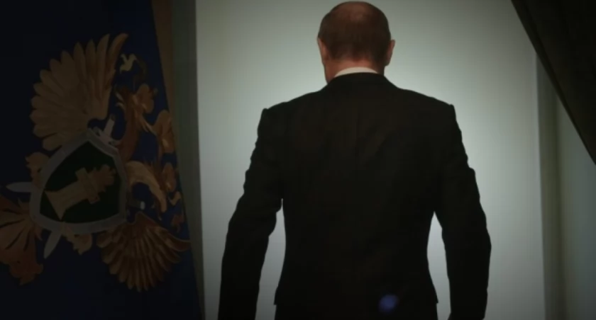 Zdjęcie Władimira Putina stojącego tyłem/ Twitter.com Ukrinform