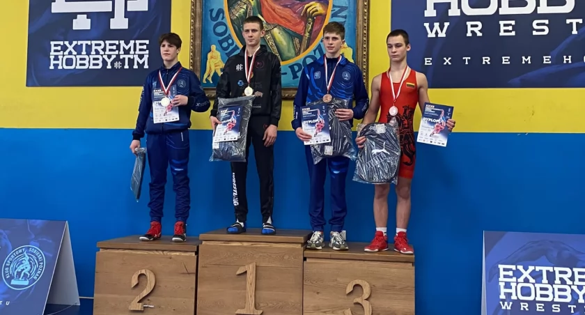 Zdjęcie zawodników stojących na podium/ KS Wschód