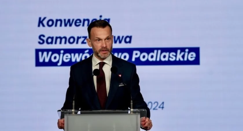 Zdjęcie Jacka Brzozowskiego na mównicy/ Twitter.com Jacek Brzozowski
