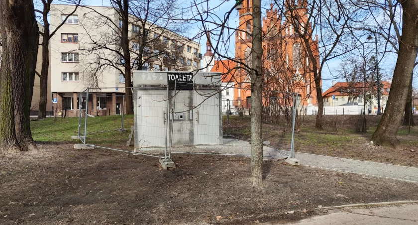 Zdjęcie szaletu miejskiego przy wejściu do Parku Planty/ DDB