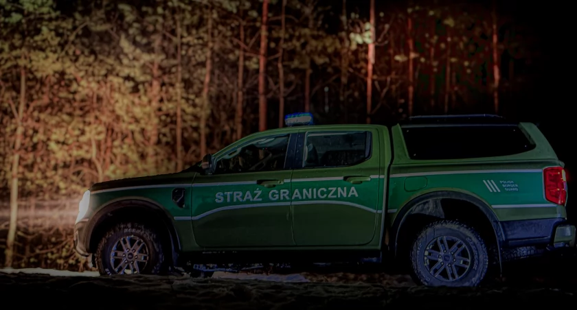 Zdjęcie pojazdu Straży Granicznej pod granicą z Białorusią/ Twitter.com Straż Graniczna
