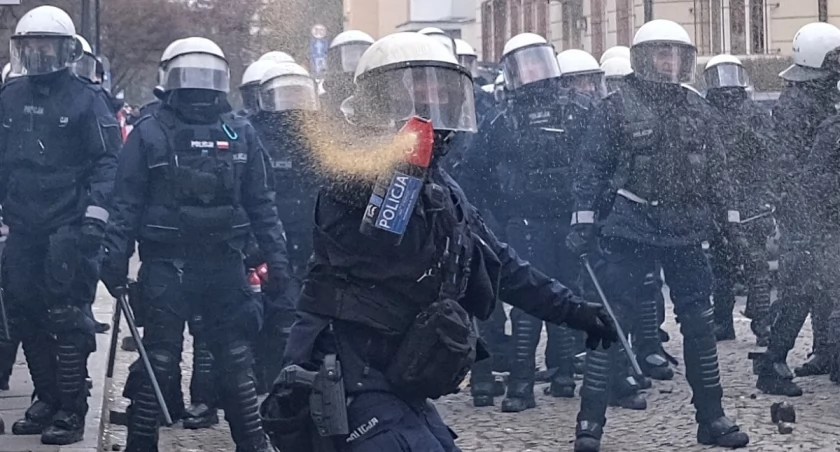 Zdjęcie policjantów na proteście rolników/ Twitter.com Historia Fotografią Pisana