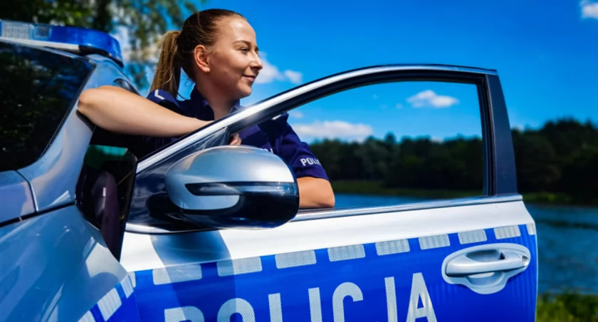 Zdjęcie policjantki przy radiowozie/ podlaska.policja.gov.pl