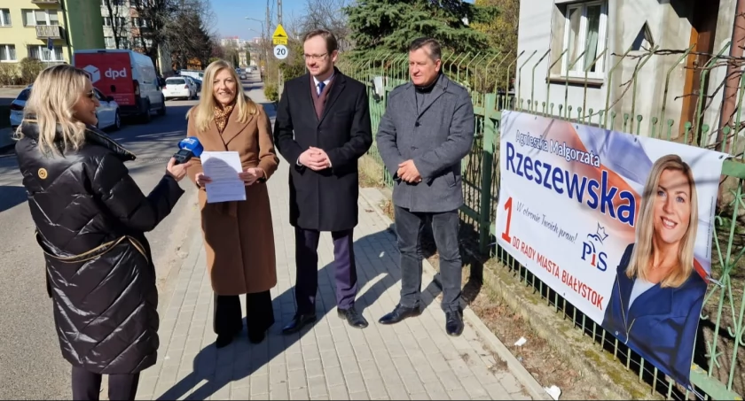Zdjęcie z konferencji PiS poświęconej niszczeniu materiałów wyborczych. Od lewej: Agnieszka Rzeszewska, Tomasz Madras, Paweł Myszkowski