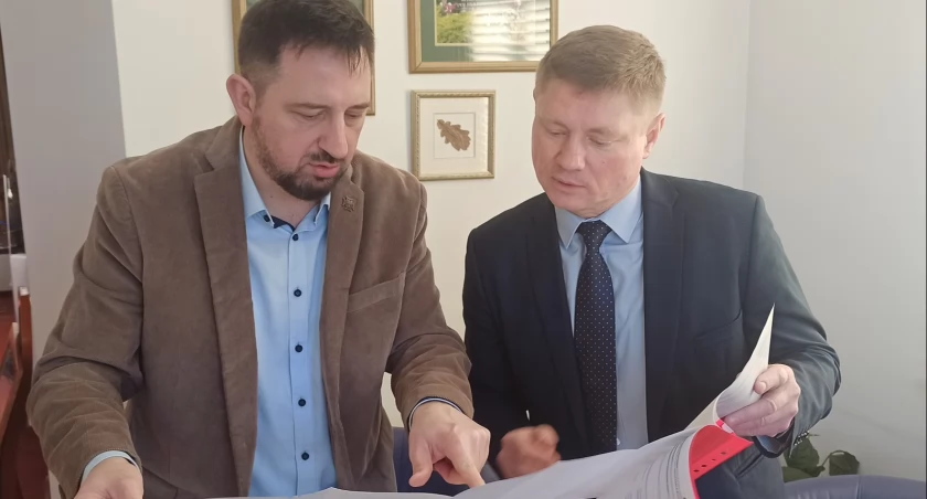 Zdjęcie burmistrza Supraśla i wicemarszałka województwa podlaskiego nad mapą/ UM w Supraślu
