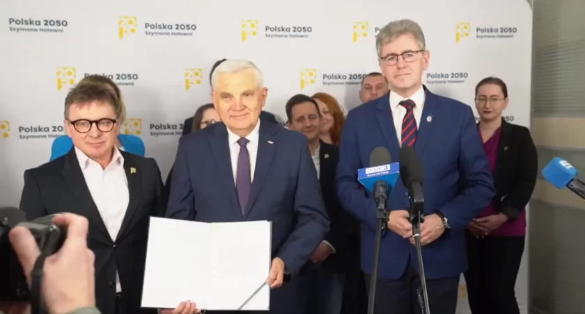 Zrzut ekranu z portalu Facebook. Od lewej: Marek Sakowicz, przewodniczący Regionu Podlaskiego Polski 2050, prezydent Tadeusz Truskolaski, wicemarszałek Senatu Maciej Żywno