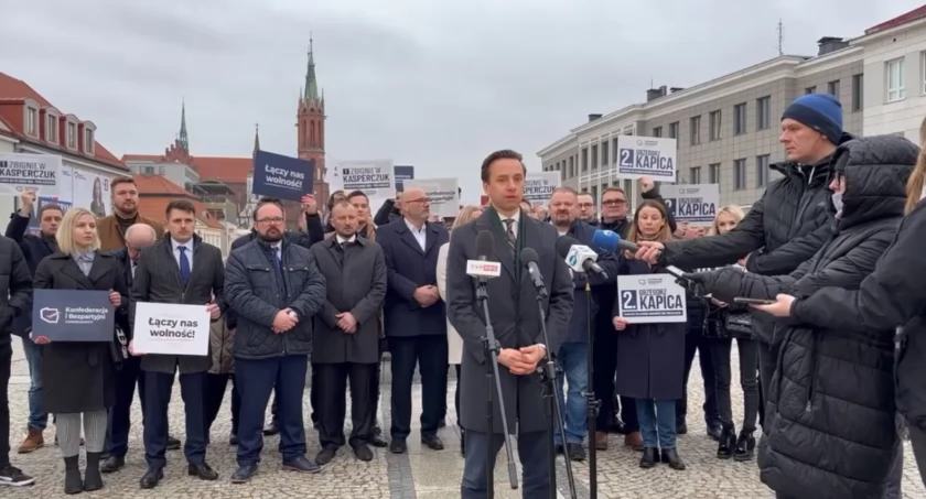 Zrzut ekranu z portalu Facebook - konferencja prasowa KWW Konfederacja i Bezpartyjni Samorządowcy. Na pierwszym planie: Krzysztof Bosak