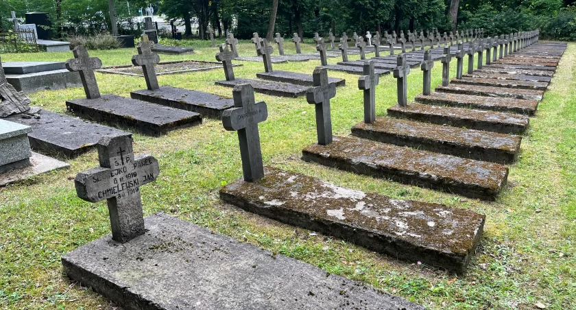 Zdjęcie nagrobków na Cmentarzu Wojskowym w Białymstoku/ bialystok.pl