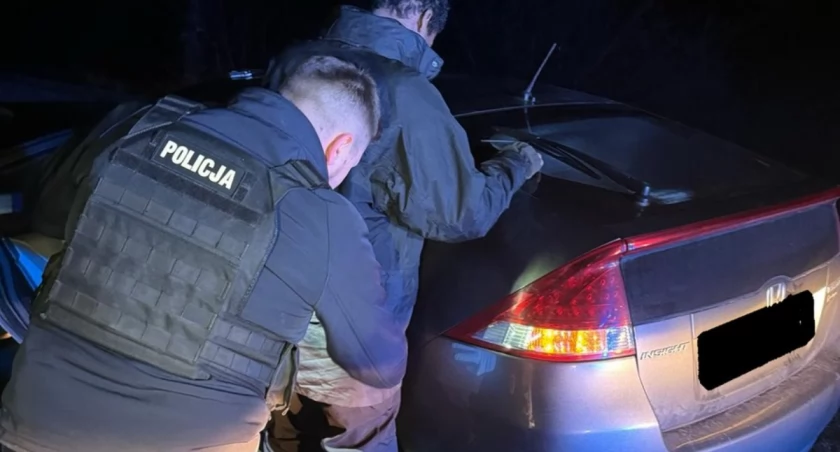 Zdjęcie policjanta i zatrzymanego kuriera z Kazachstanu/ podlaska.policja.gov.pl