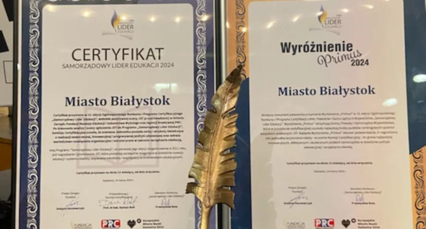 Zdjęcie dyplomów / Foto: UM w Białymstoku