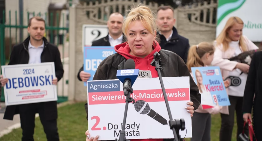 Zdjęcie kandydatów do białostockiego samorządu podczas konferencji prasowej pod Schroniskiem dla Zwierząt w Białymstoku/ mat. pras.)