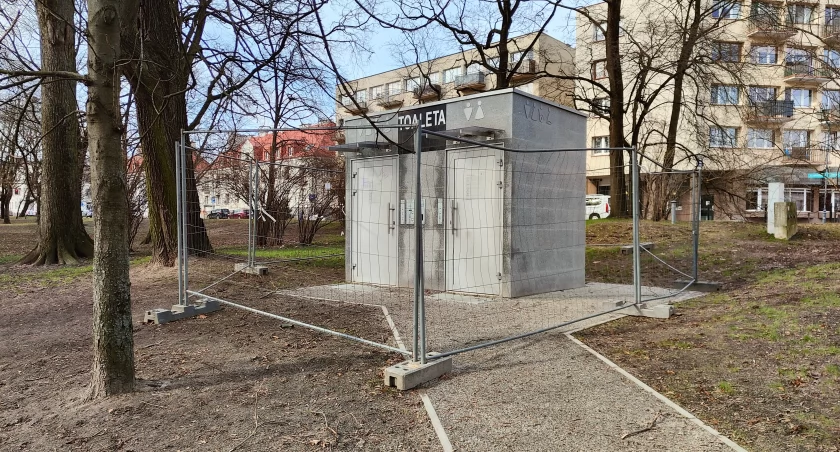 Zdjęcie szaletu miejskiego przy wejściu do Parku Planty/ DDB