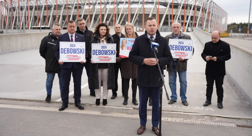 Zdjęcie kandydatów PiS do samorządu pod stadionem miejskim w Białymstoku/ mat. pras.
