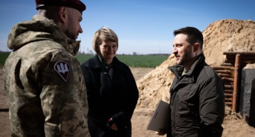 Zdjęcie Wołodymyra Zełenskiego z wojskowymi przy okopach/ Twitter.com Ukrinform