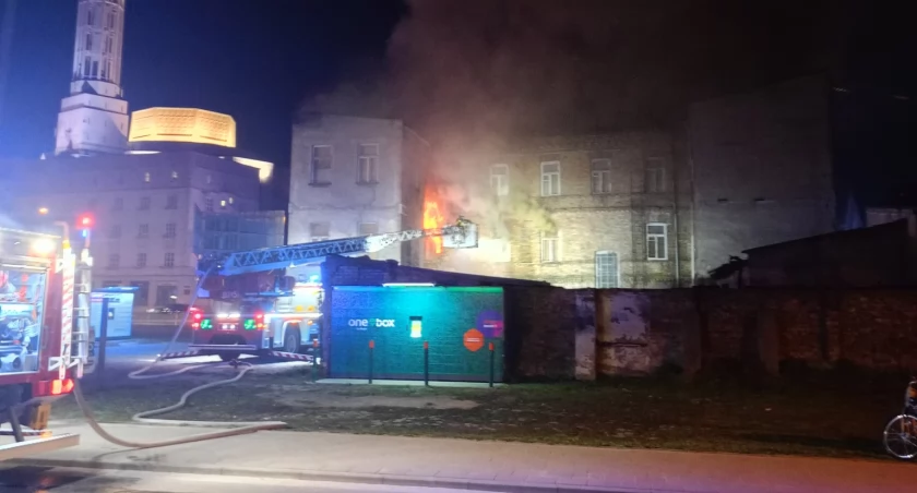 Zdjęcie płonącej zabytkowej kamienicy przy ul. Dąbrowskiego 14/ Twitter.com Socjopatta