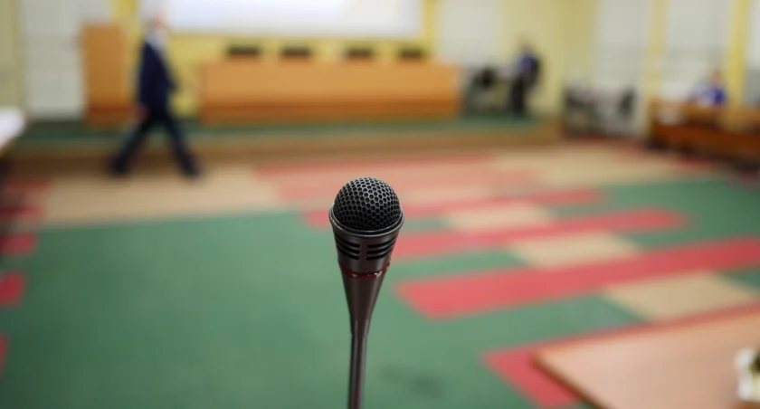 Zdjęcie mikrofonu na sali obrad Sejmiku Województwa Podlaskiego/ podlaskie.eu