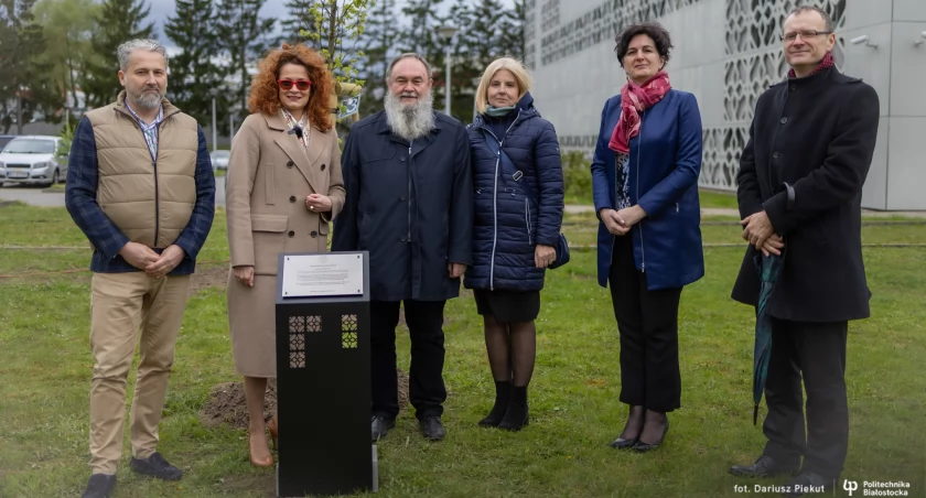 Społeczność akademicka rozpoczęła sadzenie drzew w Ogrodzie Nauki PB / Foto: Dariusz Piekut, PB