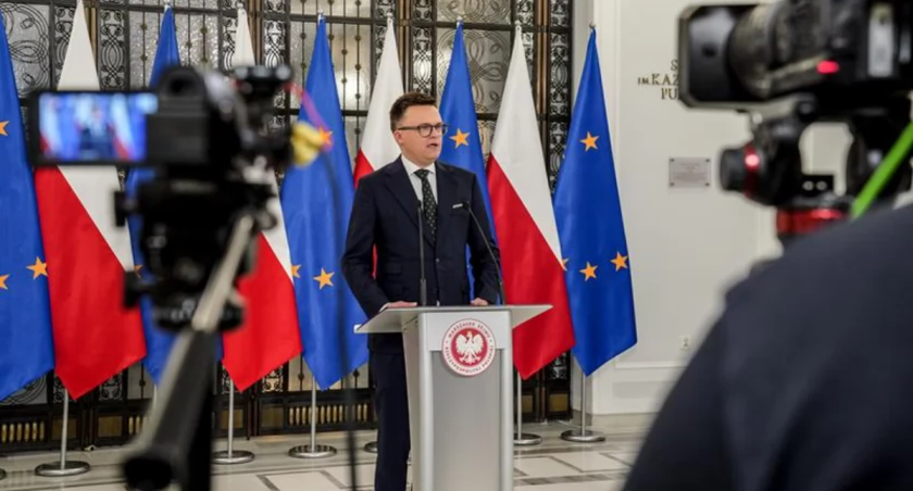 Zdjęcie Szymona Hołowni podczas konferencji prasowej w Sejmie/ Katarzyna Kwaczyńska/Kancelaria Sejmu
