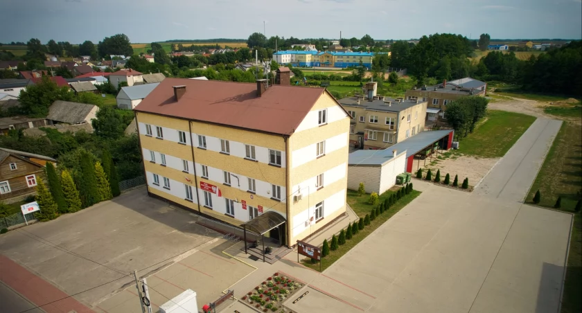 Zdjęcie budynku urzędu gminy w Trzciannem/ trzcianne.pl