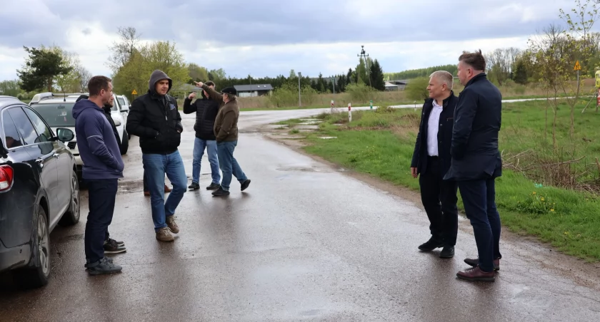Zdjęcie przedstawicieli samorządu i wykonawcy na drodze w Markowszczyźnie/ powiatbialostocki.pl