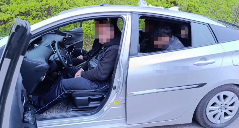 Zdjęcie zatrzymanego samochodu z nielegalnymi migrantami/ SG