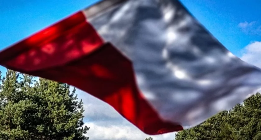Zdjęcie polskiej flagi narodowej/ podlaska.policja.gov.pl