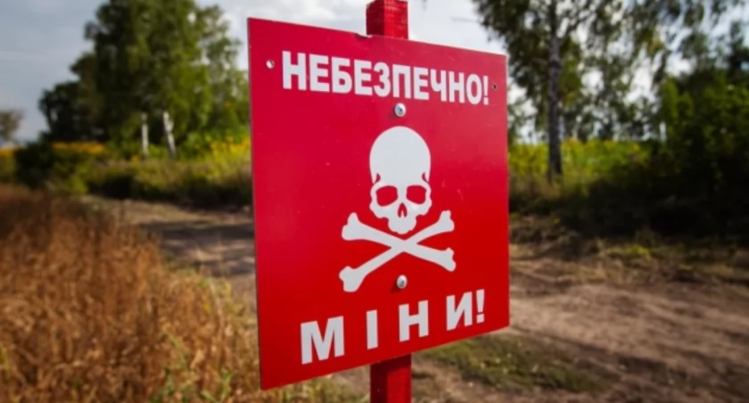 Zdjęcie znaku ostrzegającego o minach na Ukrainie/ Twitter.com Ukrinform