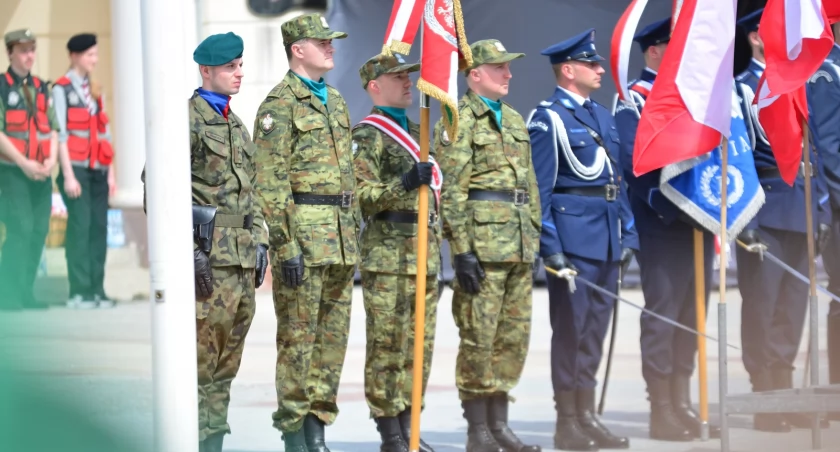 Zdjęcie mundurowych na uroczystościach 233 rocznicy uchwalenia Konstytucji 3 Maja/ SG