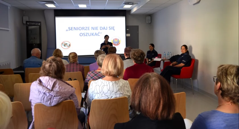 Zdjęcie policjantek na spotkaniu z seniorami z Łap/ UM w Łapach