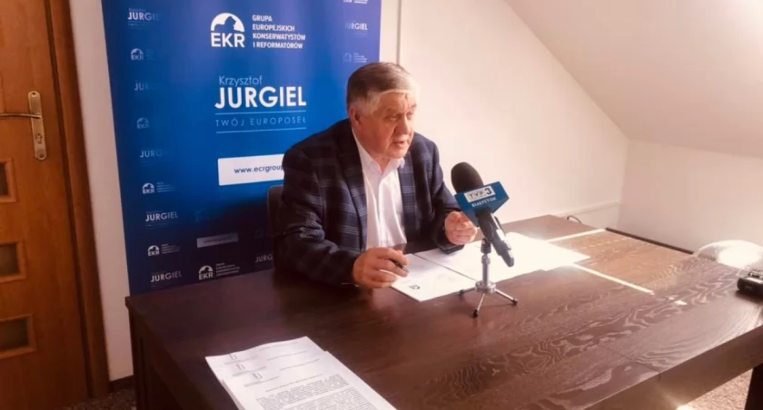 Zdjęcie Krzysztofa Jurgiela przy stole na konferencji prasowej/ DDB